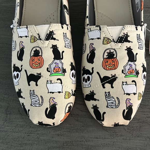 NWT Toms Halloween Black Cats Pumpkins Skulls Slip On Size 8.5 - Picture 5 of 7